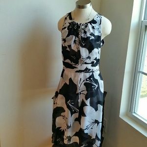 WHBM.....NWOT.....GORGEOUS FLOWER....DRESS...